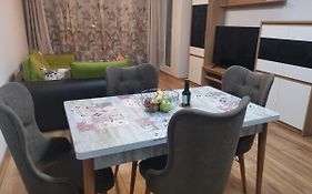 New Apartment Near City Center With Free Parking